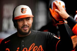 Orioles tender contracts to all arbitration-eligible players